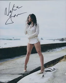 Victoria Konefal autograph