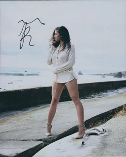 Victoria Konefal autograph