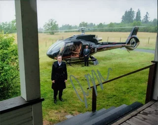 Joel McHale autograph