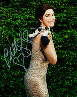 Bellamy Young autograph