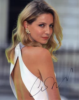 Annabelle Wallis autograph
