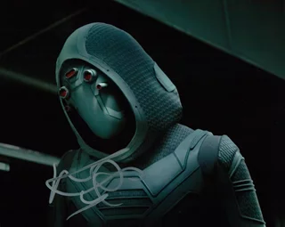 Hannah John-Kamen autograph