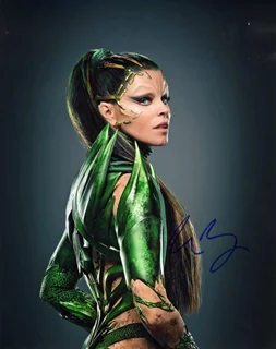 Elizabeth Banks autograph