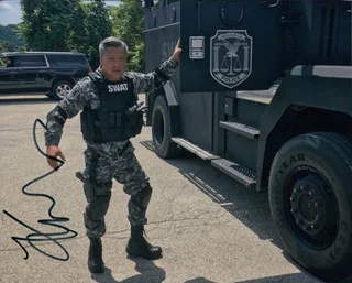 Kelvin Han Yee autograph