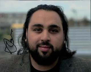 Aasif Mandvi autograph