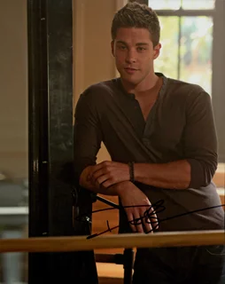 Dean Geyer autograph