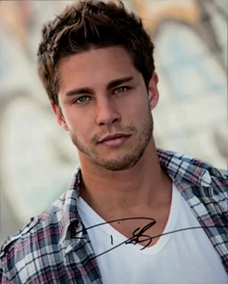 Dean Geyer autograph