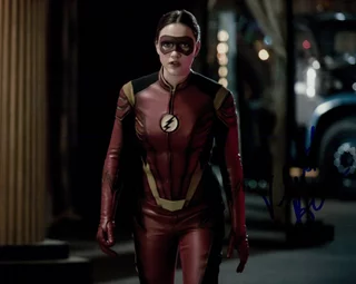 Violett Beane autograph