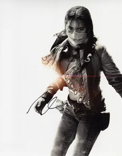 Isabela Moner autograph