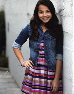 Isabela Moner autograph