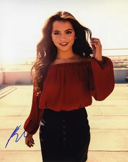 Isabela Moner autograph