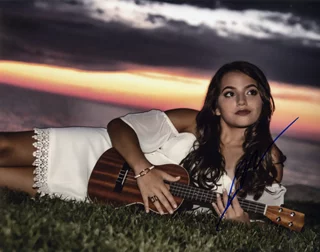 Isabela Moner autograph