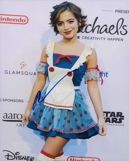 Isabela Moner autograph