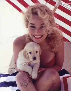 Margot  Robbie autograph