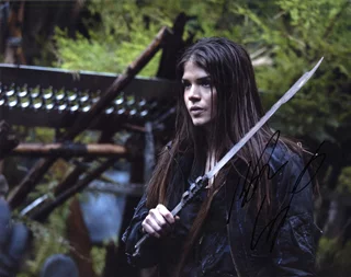 Marie Avgeropoulos autograph