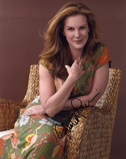 Elizabeth Perkins autograph