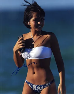Isabela Moner autograph