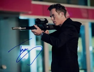 Tom Cavanagh autograph