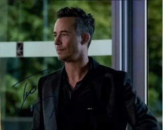 Tom Cavanagh autograph