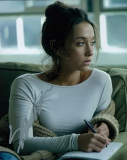 Stella Maeve autograph