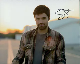Sean Teale autograph