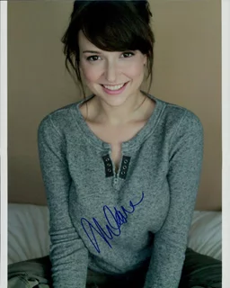 Milana Vayntrub autograph