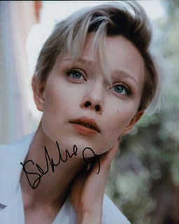 Ivanna Sakhno autograph