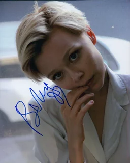 Ivanna Sakhno autograph