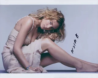 Nora Arnezeder autograph