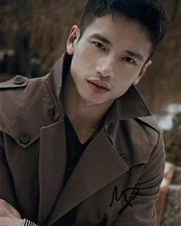 Manny Jacinto autograph