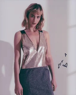 Nora Arnezeder autograph