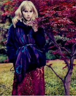 Suki Waterhouse autograph