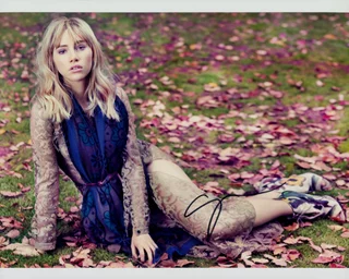 Suki Waterhouse autograph