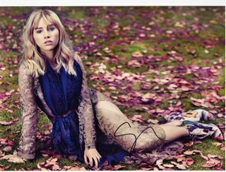 Suki Waterhouse autograph