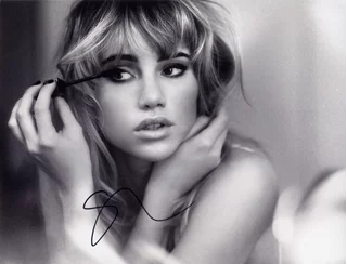 Suki Waterhouse autograph