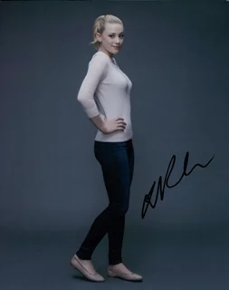 Lili Reinhart autograph