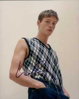 Harris Dickinson autograph