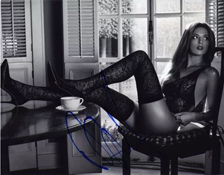 Bella Thorne autograph