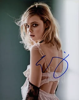 Elle Fanning autograph