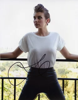 Lauren Cohan autograph
