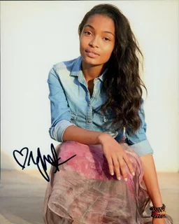 Yara Shahidi autograph