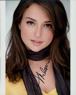 Milana Vayntrub autograph