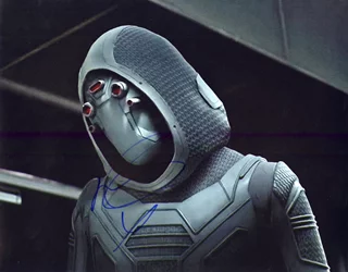 Hannah John-Kamen autograph