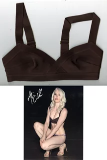 Ali Claire autograph