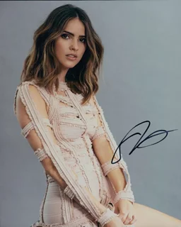 Shelley Hennig autograph