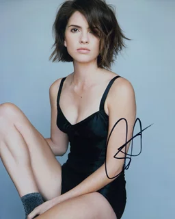 Shelley Hennig autograph