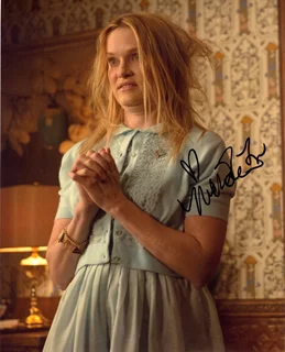 Nicholle Tom autograph
