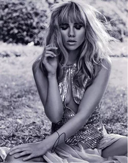 Suki Waterhouse autograph