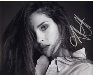 Adria Arjona autograph