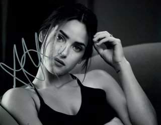 Adria Arjona autograph